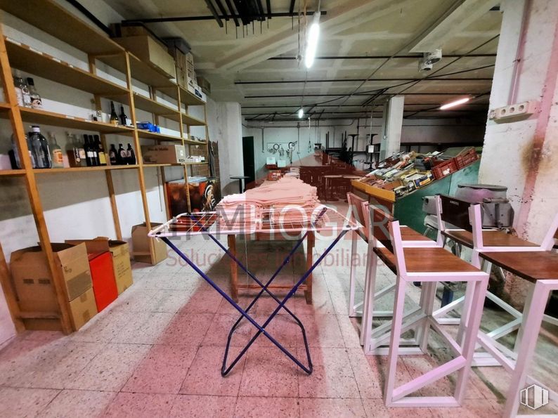 Local en alquiler y venta en Zona Sur, Ávila, 05002 con mesa, mueble, estante, madera, estantería, diseño de interiores, silla, pavimento, piso y estantería alrededor