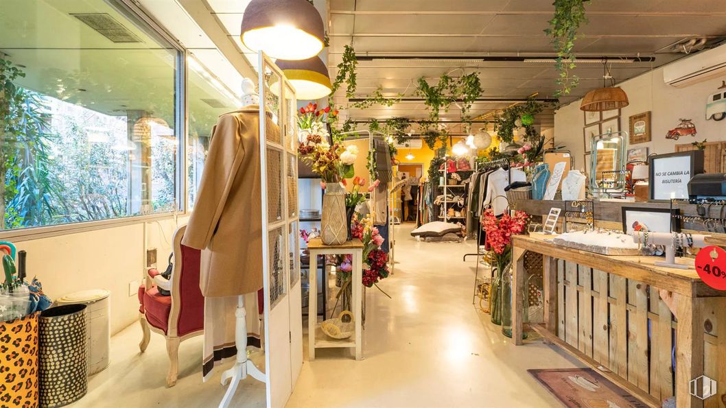 Retail for rent at Avenida de Nazaret, 10, Retiro, Madrid, 28009 with light fixture, lighting, cabinetry, clothing, outerwear, person, interior design, flowerpot, retail and houseplant around