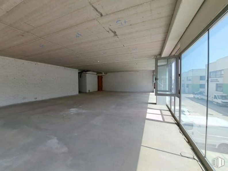 Office for sale at Zona Coslada, Coslada, Madrid, 28820 with building, floor, flooring, shade, hall, wood, composite material, ceiling, house and concrete around