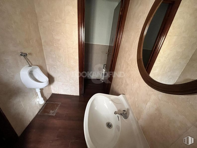 Local en venta en Calle Constitución, Daganzo de Arriba, Madrid, 28814 con fregadero, inodoro, espejo, marrón, accesorio de plomería, propiedad, lavabo, edificio, grifo y baño alrededor