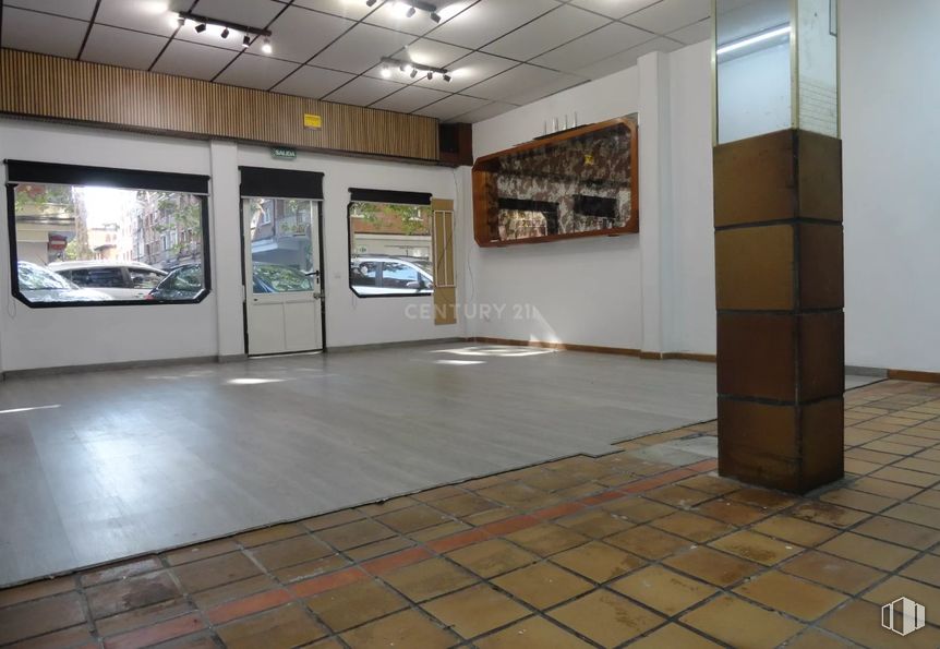 Retail for rent at Casco histórico, Alcalá de Henares, Madrid, 28801 with door, flooring, floor, interior design, ceiling, glass, tile flooring, transparency, hall and tile around