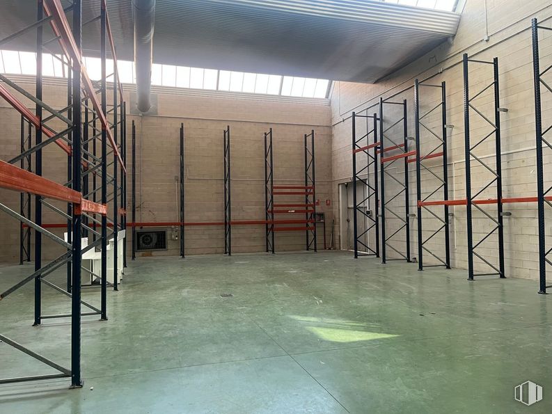 Industrial for rent at Calle Fundición, Rivas-Vaciamadrid, Madrid, 28529 with flooring, floor, ceiling, composite material, shelving, metal, iron, beam, warehouse and hall around