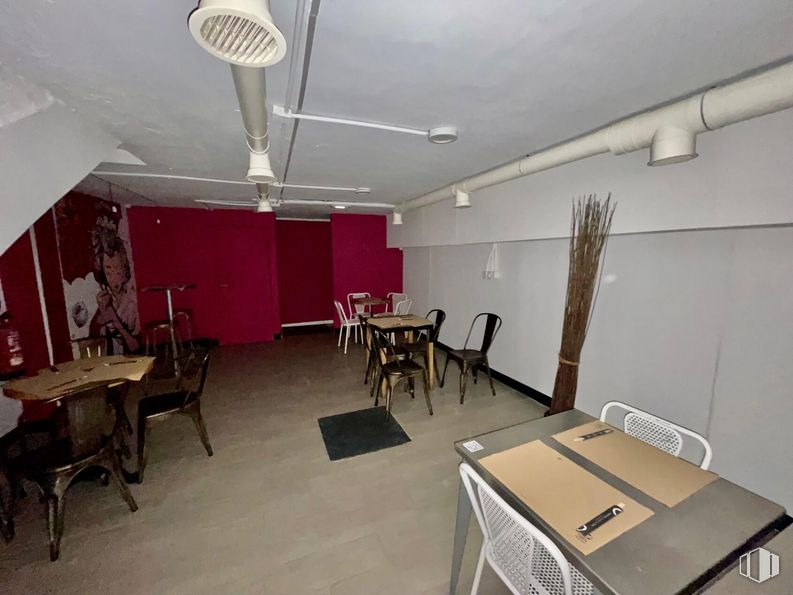 Local en alquiler en Calle Escuelas, El Álamo, Madrid, 28607 con alumbrado, silla, mesa, mueble, mesa de cocina y comedor, mesa, edificio, diseño de interiores, pasillo y piso alrededor