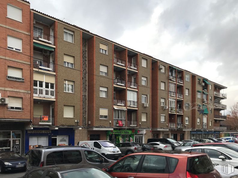 Local en alquiler en Calle Andalucía, Toledo, 45005 con coche, edificio, cielo, nube, luz de estacionamiento, vehículo, ventana, matrícula del vehículo, diseño urbano y vehículo de motor alrededor