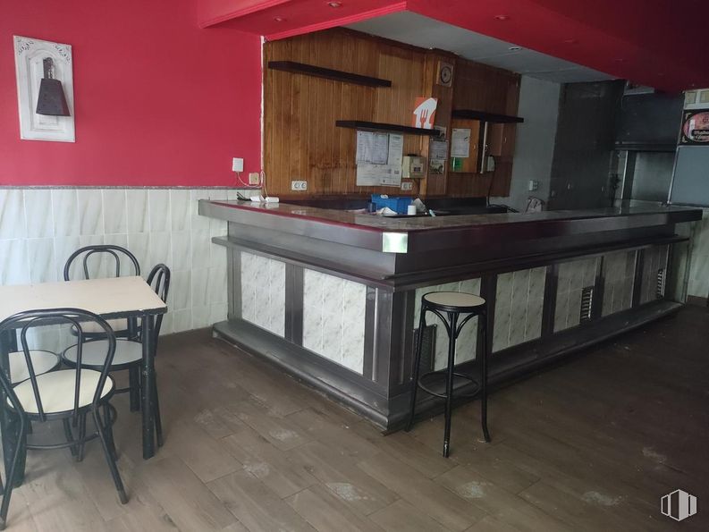 Local en alquiler y venta en Calle Madrid, Alcorcón, Madrid, 28921 con taburete, mesa de cocina y comedor, silla, mesa, mueble, suelos, suelo, madera, interiorismo y madera dura alrededor