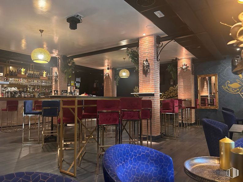 Retail for rent at Calle Eras, Aranjuez, Madrid, 28300 with lighting, chair, table top, furniture, table, light, barware, interior design, drinking establishment and hat around