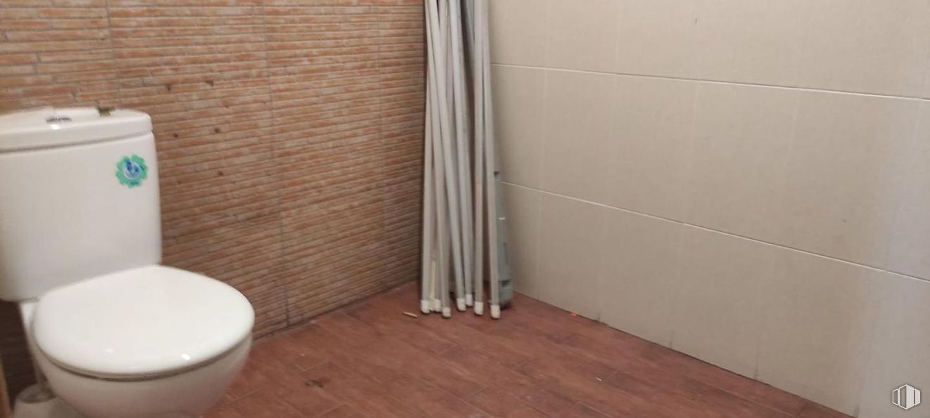 Retail for rent at Calle Fernández de los Ríos, Chamberí, Madrid, 28015 with toilet, toilet seat, flooring, floor, plumbing fixture, bathroom, tile, plumbing, room and tile flooring around