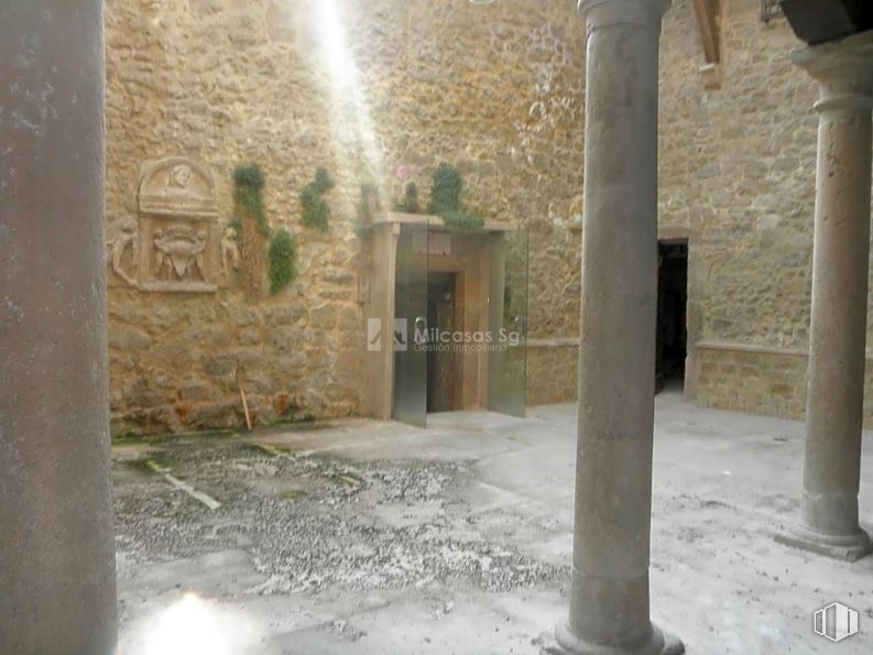 Retail for sale at Zona Centro, Sepúlveda, Segovia, 40300 with composite material, concrete, column, arch, historic site, history, holy places, landscape, art and ancient history around