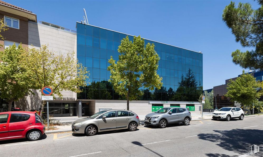 Oficina en alquiler en Avenida Europa, 34 D, Moncloa - Aravaca, Madrid, 28023 con coche, edificio, rueda, vehículo terrestre, luz de estacionamiento, neumático, cielo, vehículo, propiedad y árbol alrededor