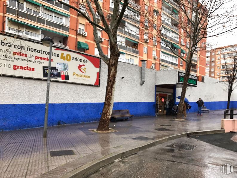 Retail for sale & for rent at Galería comercial Pryconsa, Calle Panadés, 1, Leganés, Madrid, 28915 with building, window, road surface, tree, plant, asphalt, sidewalk, wall, public space and road around