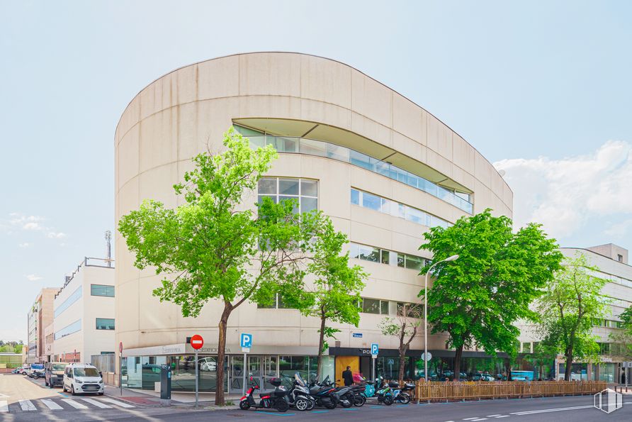 Oficina en alquiler en Edificio Proa, Calle Santa María Magdalena, 14, Chamartín, Madrid, 28016 con edificio, motocicleta, ventana, cielo, rueda, infraestructura, nube, neumático, árbol y arquitectura alrededor