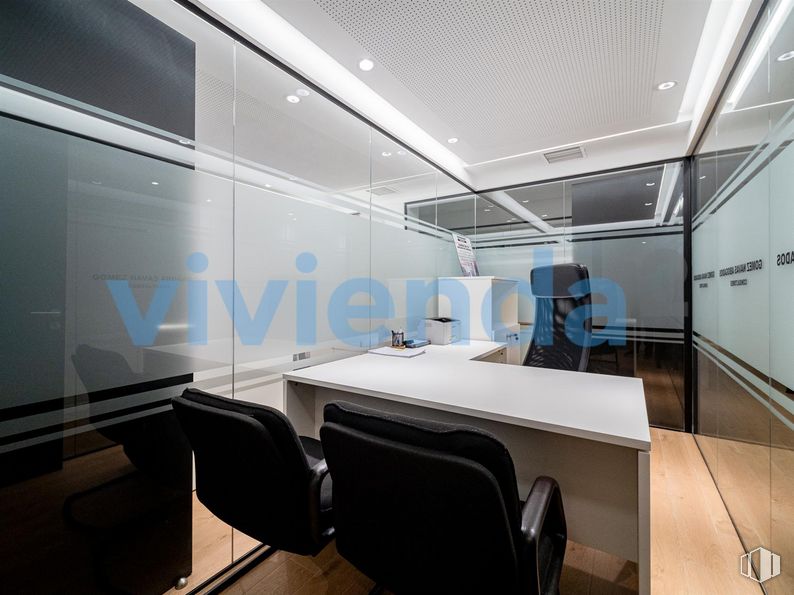 Oficina en venta en Plaza José Moreno Villa, Moncloa - Aravaca, Madrid, 28008 con silla, escritorio, edificio, diseño automovilístico, interiorismo, accesorio, suelo, suelos, viajes en avión y vidrio alrededor