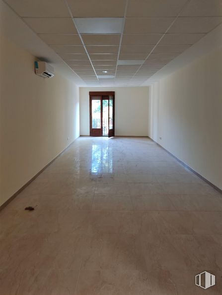 Office for rent at Paseo Alparrache, 6, Navalcarnero, Madrid, 28600 with door, fixture, window, hall, wood, flooring, ceiling, symmetry, building and hardwood around