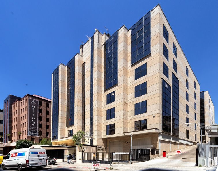 Oficina en alquiler en Edificio Auge III, Calle María Tubau, 4, Fuencarral - El Pardo, Madrid, 28050 con camioneta, edificio, cielo, día, propiedad, ventana, luz de la calle, bloque de torre, neumático y vehículo alrededor