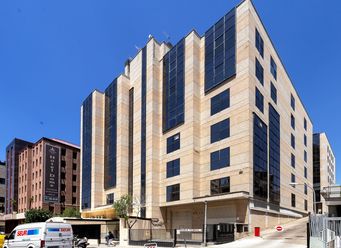 Oficina en alquiler en Edificio Auge III, Calle María Tubau, 4, Fuencarral - El Pardo, Madrid, 28050 con camioneta, edificio, cielo, día, propiedad, ventana, luz de la calle, bloque de torre, neumático y vehículo alrededor