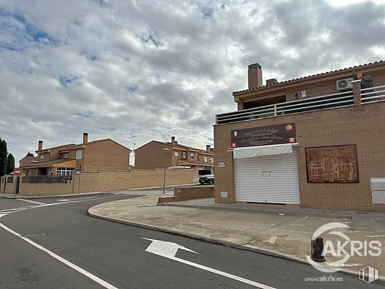 Retail for sale at Zona centro, Argés, Toledo, 45122 with building, house, cloud, sky, road surface, asphalt, architecture, street light, residential area and rural area around