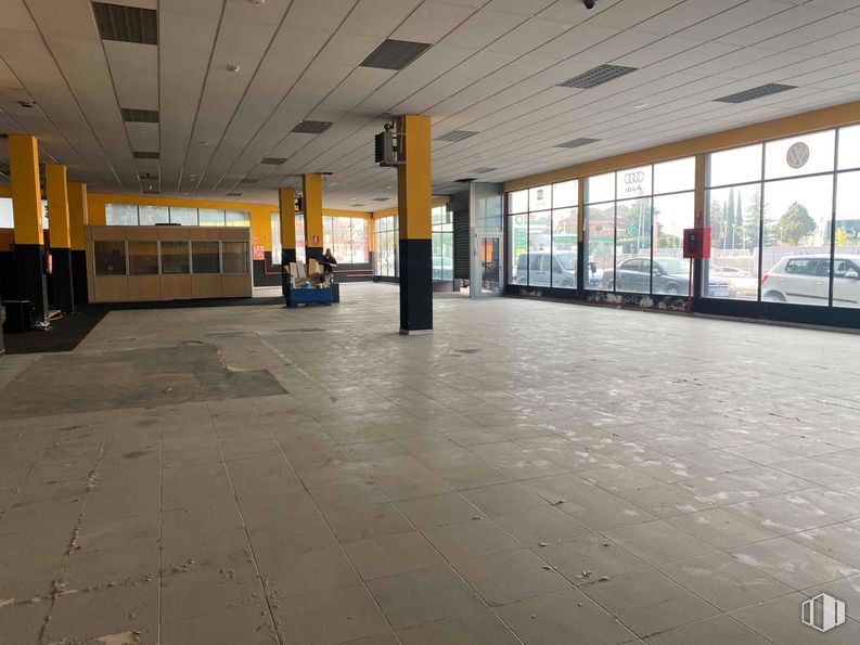 Industrial for sale & for rent at Zona empresarial, Fuenlabrada, Madrid, 28942 with car, floor, flooring, composite material, concrete, ceiling, shade, tile, steel and tile flooring around