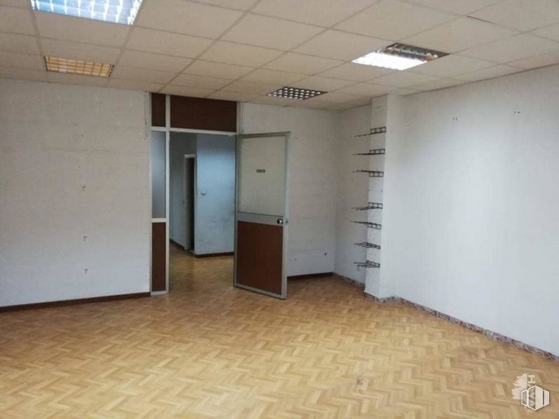 Local en venta en Calle Enrique Velasco, 27, Puente de Vallecas, Madrid, 28038 con puerta, ventana, pasillo, madera, piso, suelo, accesorio, techo, edificio y madera alrededor