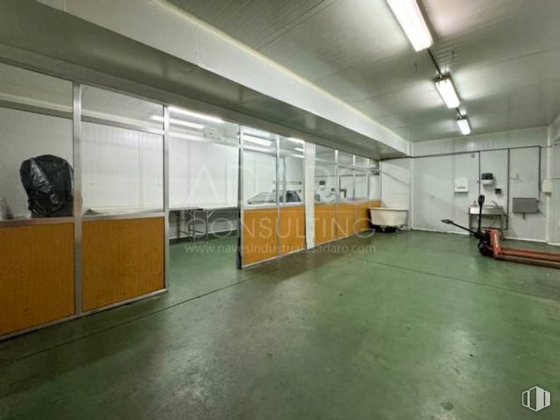 Nave en alquiler y venta en Polígono industrial Urtinsa, Leganés, Madrid, 28917 con edificio, hall, accesorio, suelos, techo, máquina, vidrio, aluminio, casa y iluminación natural alrededor