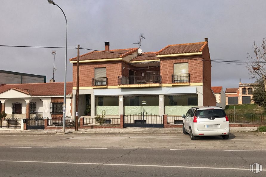 Retail for rent at Calle Juan II, 4, La Puebla de Montalbán, Toledo, 45516 with car, building, sky, window, vehicle, street light, architecture, house, plant and cloud around