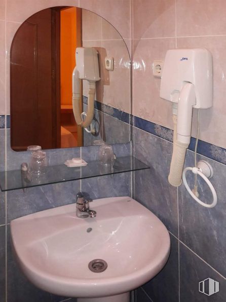 Local en venta en Calle Grande, 27, Seseña, Toledo, 45223 con fregadero, espejo, grifo, accesorios de fontanería, lavabo, propiedad, fotografía, cuarto de baño, morado y madera alrededor