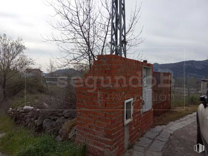 Land for sale at Calle Cruz Caídos, 12, Lozoyuela-Navas-Sieteiglesias, Madrid, 28752 with window, wheel, car, plant, sky, cloud, motor vehicle, tree, gas and landscape around