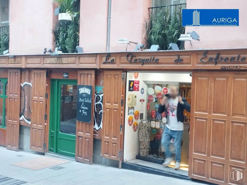 Retail for sale at Zona Gran Vía, Centro, Madrid, 28004 with person, jeans, cabinetry, property, door, fixture, building, window, wood and facade around