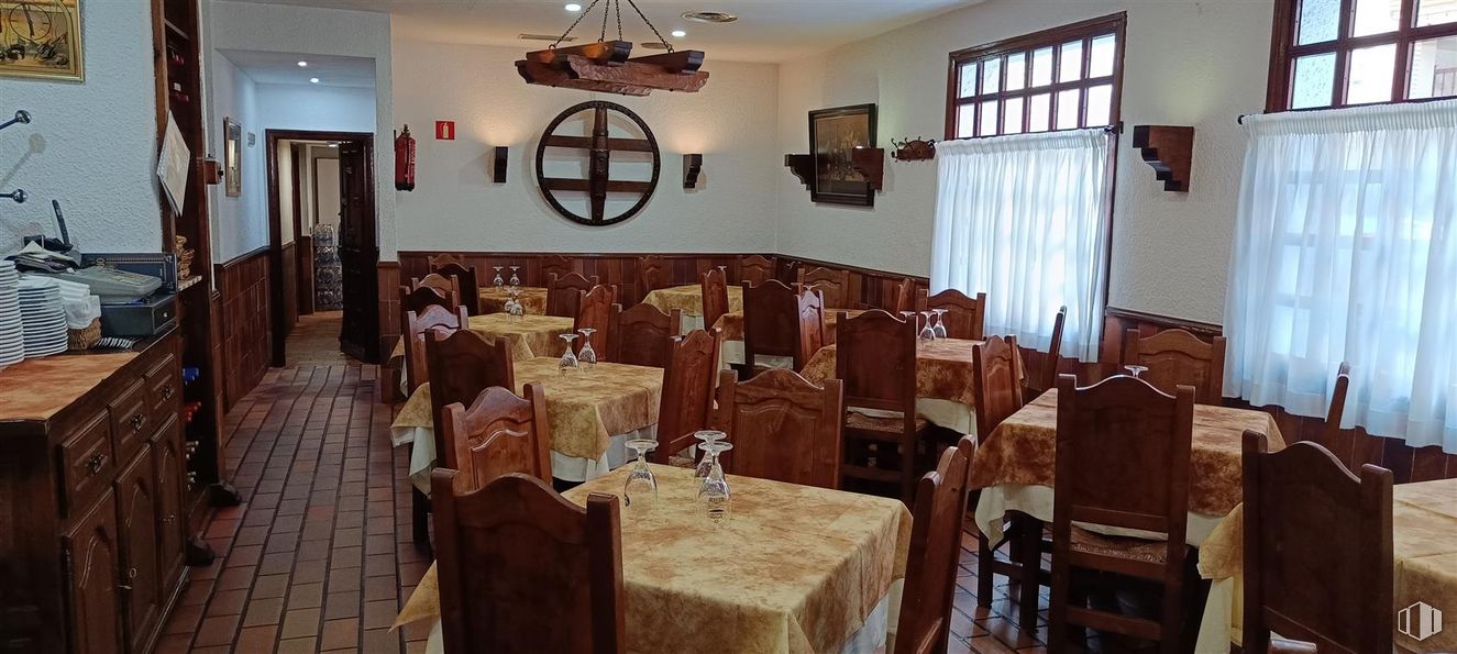 Retail for rent at Calle Castilla, 15, Tetuán, Madrid, 28039 with chair, window, light fixture, kitchen & dining room table, lighting, table, furniture, property, picture frame and wood around