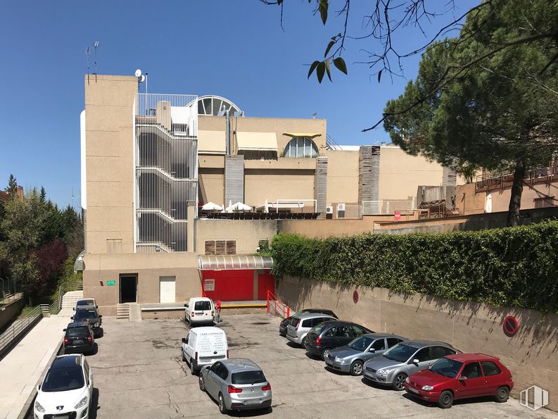 Retail for sale at C.C. BurgoCentro II, Calle Comunidad de Madrid, 37, Las Rozas de Madrid, Madrid, 28230 with car, building, automotive parking light, land vehicle, vehicle, sky, plant, property, tire and tree around