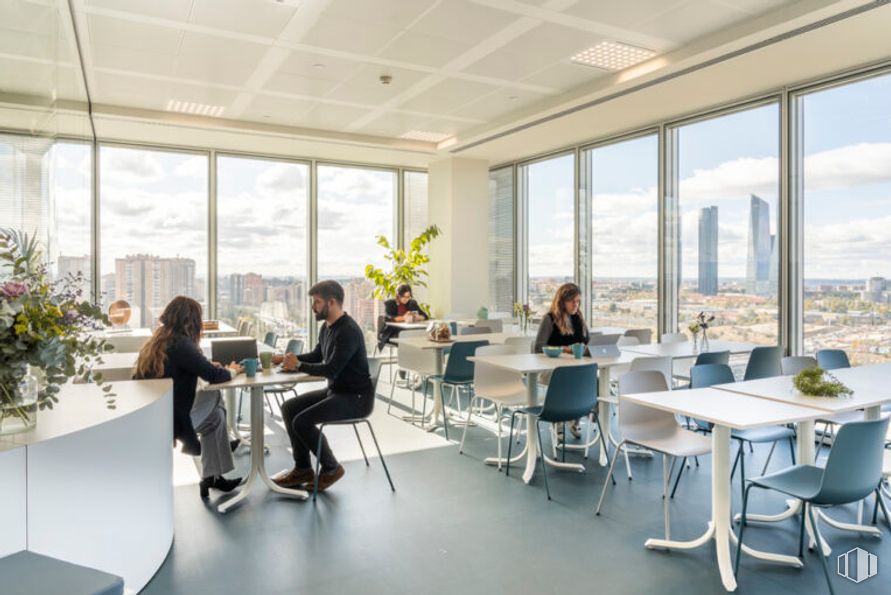 Office for rent at Torre Chamartín, LOOM, Calle Dulce Chacón, 55, Hortaleza, Madrid, 28050 with person, chair, table, clothing, furniture, interior design, glass, desk, white-collar worker and management around