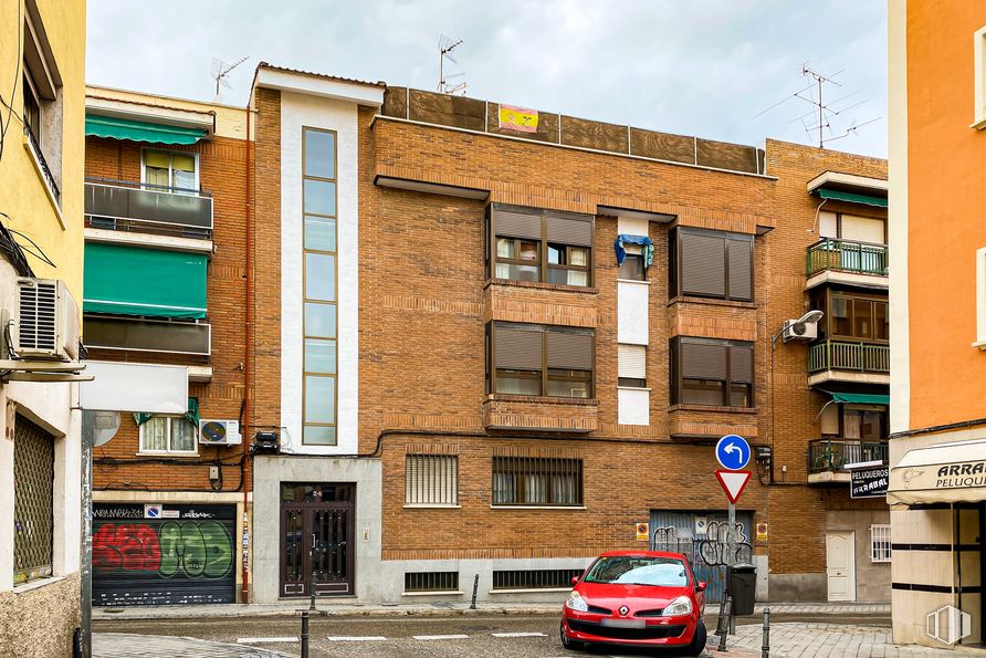 Retail for sale at Calle Elisa, 24, Usera, Madrid, 28026 with car, building, window, tire, wheel, sky, vehicle, infrastructure, plant and vehicle registration plate around