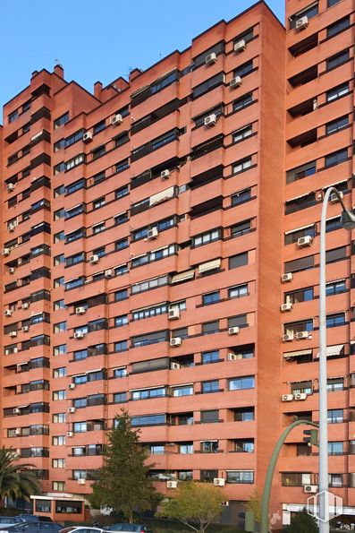 Local en alquiler en Avenida Burgos, 46, Chamartín, Madrid, 28036 con edificio, propiedad, ventana, cielo, diseño urbano, condominio, bloque de pisos, árbol, barrio y zona residencial alrededor