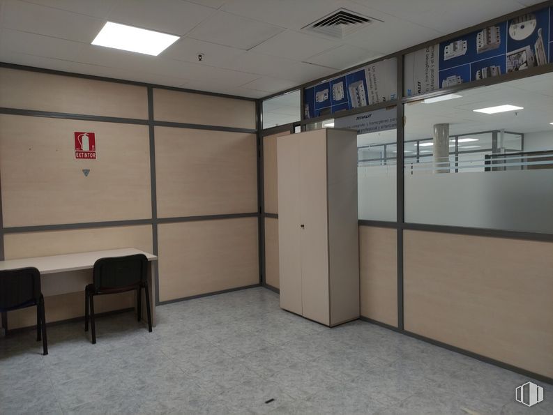 Oficina en alquiler en Calle Puerto Morcuera, 13, Leganés, Madrid, 28919 con silla, lámpara, escritorio, alumbrado, mesa, edificio, accesorio, suelo, suelos y puerta alrededor