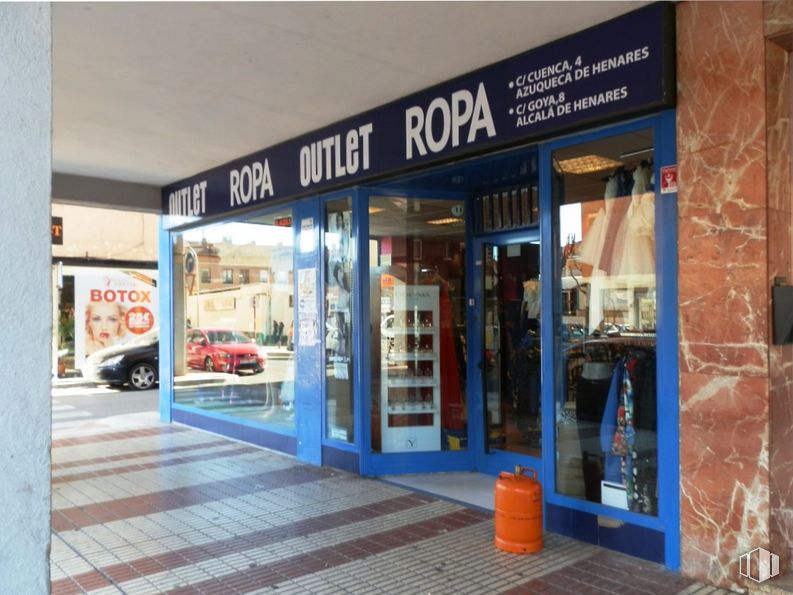 Retail for rent at Zona Bulevar de las Acacias, Azuqueca de Henares, Guadalajara, 19200 with packaged goods, car, fixture, door, gas, retail, facade, vehicle, building and electric blue around