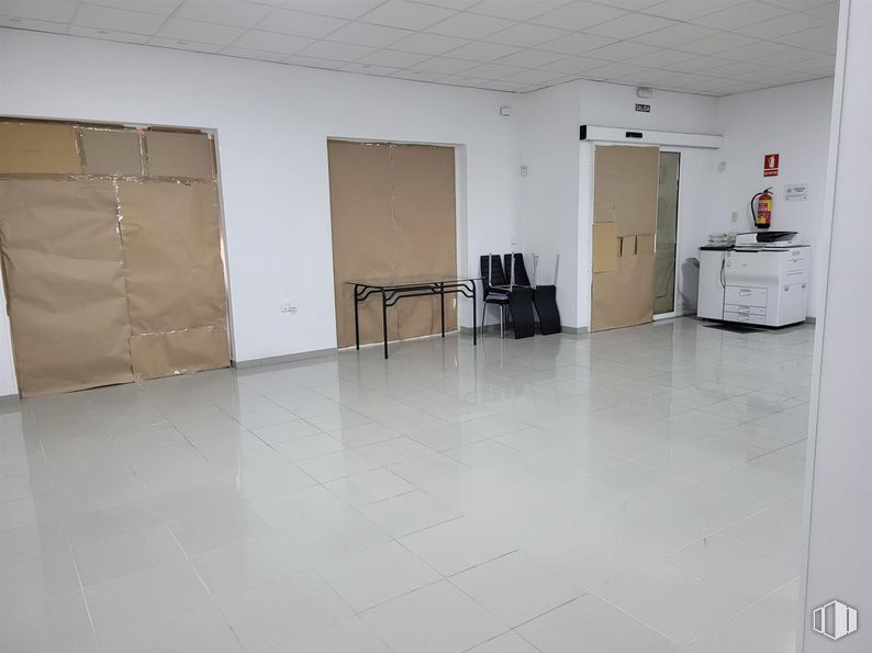 Retail for rent at Calle San Pascual, Aranjuez, Madrid, 28300 with door, cabinetry, flooring, floor, interior design, ceiling, tile flooring, tile, wood flooring and glass around