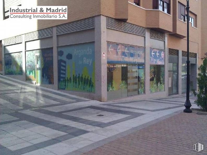 Retail for rent at Zona centro, Arganda del Rey, Madrid, 28500 with building, urban design, road surface, commercial building, facade, city, sidewalk, metropolitan area, glass and plant around