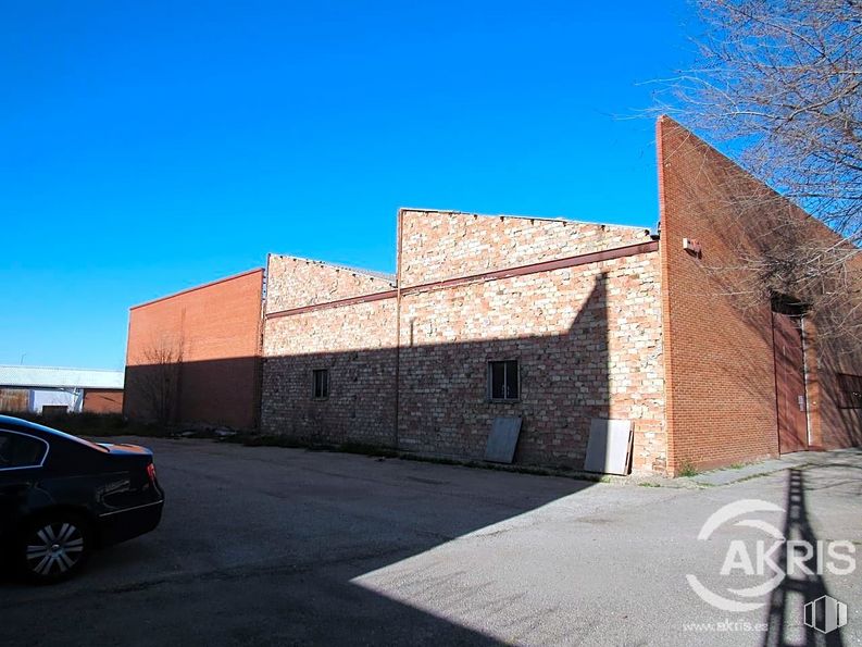 Industrial for sale at Calle Río Torviscal, Toledo, 45007 with wheel, car, building, sky, tire, window, vehicle, brick, road surface and plant around