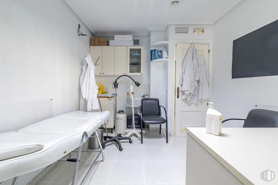 Local en alquiler en Avenida Betanzos, Fuencarral - El Pardo, Madrid, 28034 con silla, cama, mueble, edificio, equipamiento médico, atención sanitaria, interiorismo, accesorio, suelo y médico alrededor