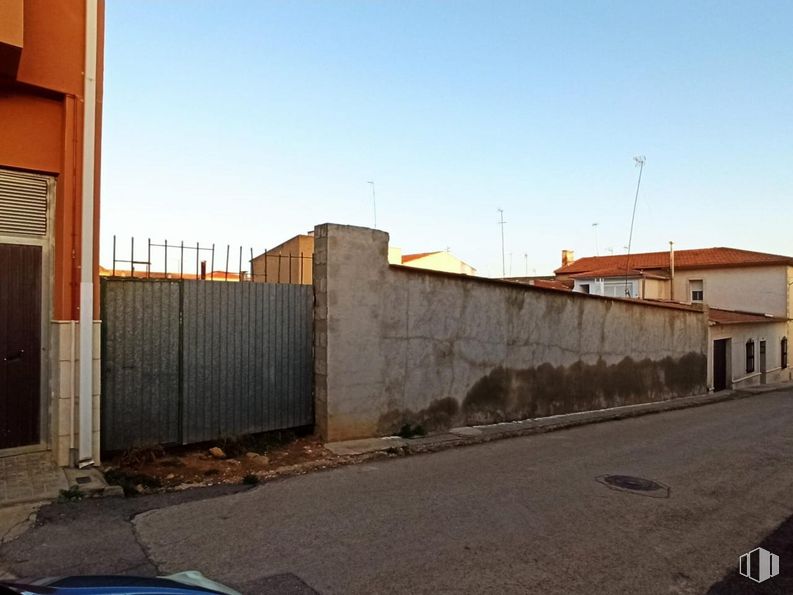 Land for sale at Calle Maestro Benito Moreno, San Clemente, Cuenca, 16600 with sky, property, road surface, asphalt, land lot, wood, landscape, composite material, gas and tints and shades around