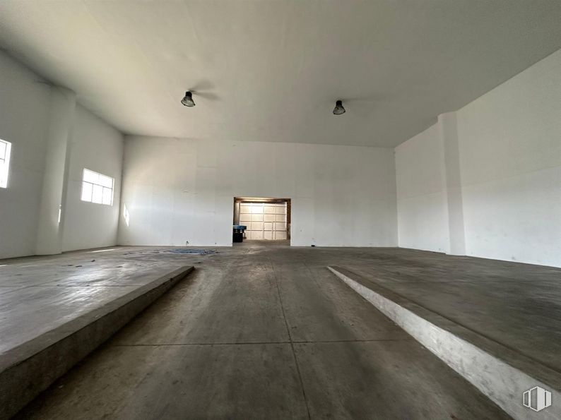 Industrial for rent at Polígono Industrial Industria Jardín, Villarejo de Salvanés, Madrid, 28590 with window, fixture, wood, lighting, building, hall, flooring, floor, ceiling and hardwood around