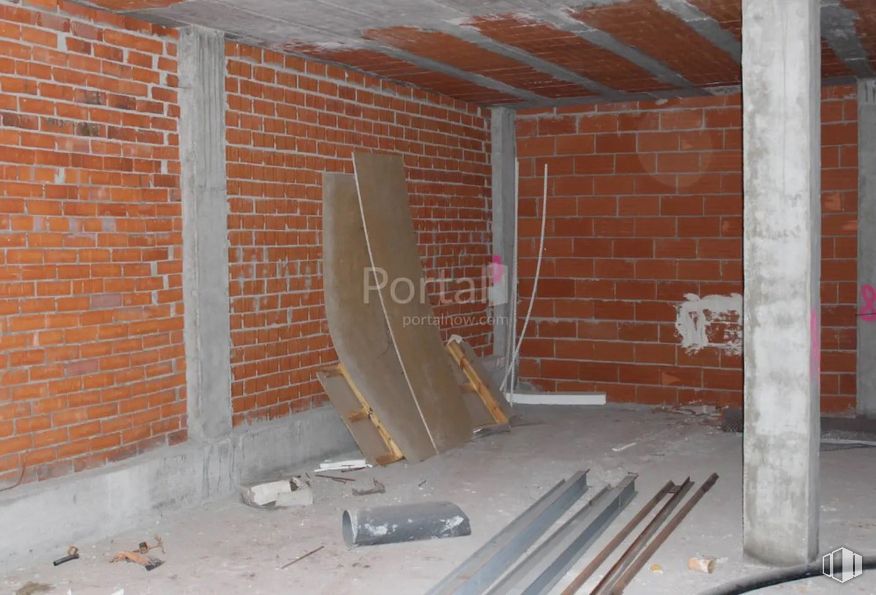 Retail for sale at Calle Espada, Cantimpalos, Segovia, 40360 with packaged goods, brick, wood, brickwork, building material, floor, flooring, composite material, roof and concrete around