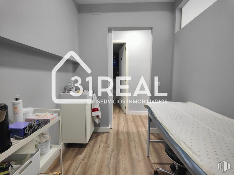 Retail for rent at Zona Peñagrande, Fuencarral - El Pardo, Madrid, 28035 with packaged goods, bed, table, furniture, building, wood, interior design, grey, flooring and floor around