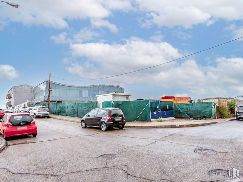 Land for sale at Calle Enero, 22, San Blas - Canillejas, Madrid, 28022 with car, cloud, sky, vehicle, wheel, motor vehicle, tire, asphalt, road surface and automotive lighting around