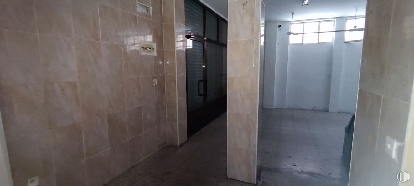 Retail for sale at Calle Virgen de las Fuentes, 1, Ávila, 05005 with mirror, fixture, flooring, floor, wall, material property, composite material, ceiling, glass and aluminium around