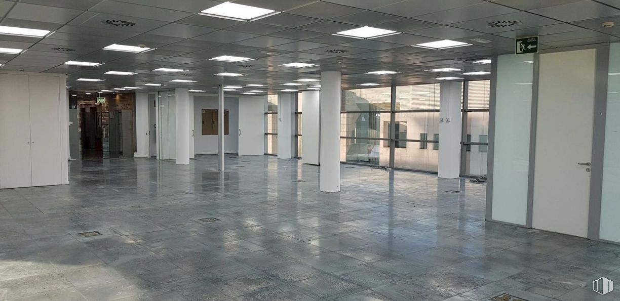 Office for rent at Calle Torrelaguna, 77, Ciudad Lineal, Madrid, 28043 with light fixture, lighting, building, fixture, flooring, floor, material property, glass, building material and ceiling around