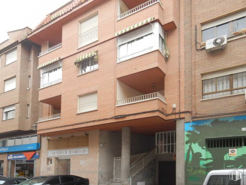 Retail for sale & for rent at Calle Santa Lucía, 17, Talavera de la Reina, Toledo, 45600 with window, building, car, vehicle, condominium, urban design, automotive parking light, wheel, neighbourhood and residential area around