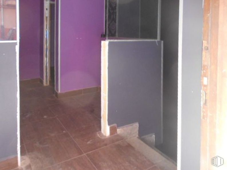 Retail for sale at Calle Virgen de Covadonga, Ávila, 05005 with mirror, fixture, wood, purple, flooring, floor, tile flooring, wood stain, hardwood and gas around