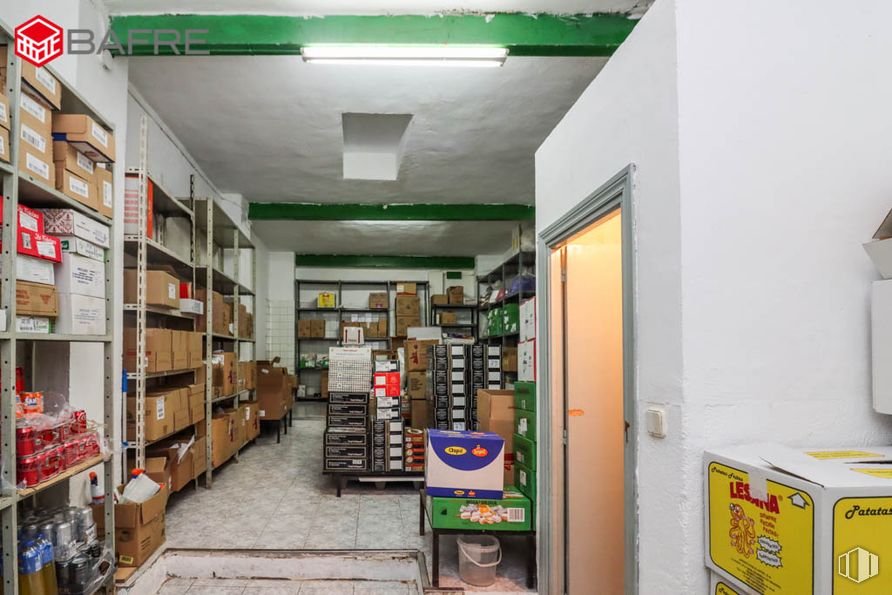 Retail for sale at Calle Gabino Jimeno, Usera, Madrid, 28026 with building, shelf, shelving, fixture, publication, gas, retail, service, trade and flooring around