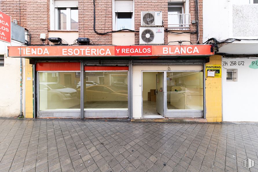 Local en alquiler y venta en Calle San Maximiliano, Ciudad Lineal, Madrid, 28017 con ventana, superficie de la carretera, puerta, material compuesto, acera, hormigón, edificio comercial, publicidad y firmar alrededor