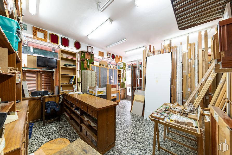 Local en alquiler en Avenida Marqués de Corbera, Ciudad Lineal, Madrid, 28017 con escritorio, propiedad, mueble, ebanistería, estante, madera, estantería, interiorismo, cajón y suelo alrededor